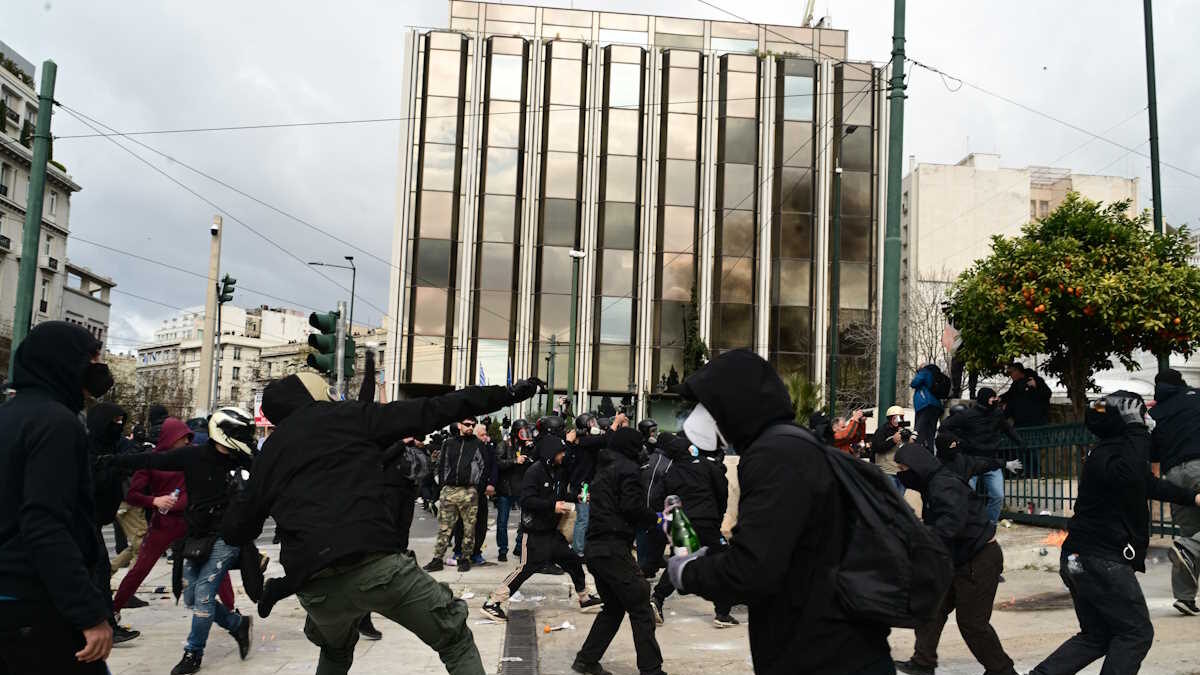 Στιγμιότυπο από τα επεισόδια στο Σύνταγμα, στο συλλαλητήριο για τα Τέμπη