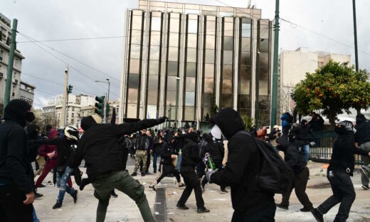 Στιγμιότυπο από τα επεισόδια στο Σύνταγμα, στο συλλαλητήριο για τα Τέμπη