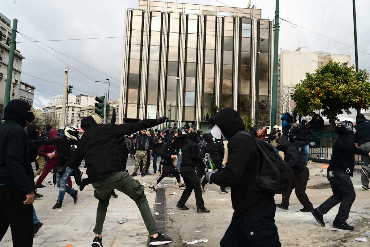 Στιγμιότυπο από τα επεισόδια στο Σύνταγμα, στο συλλαλητήριο για τα Τέμπη