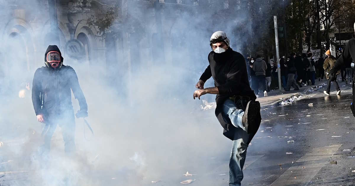 220 προσαγωγές, 73 συλλήψεις και 29 αστυνομικοί τραυματίες