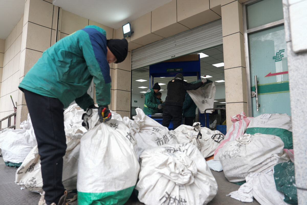 Η αμερικανική υπηρεσία ταχυδρομείων δέχεται και πάλι δέματα από την Κίνα – Το χρονικό της διαμάχης