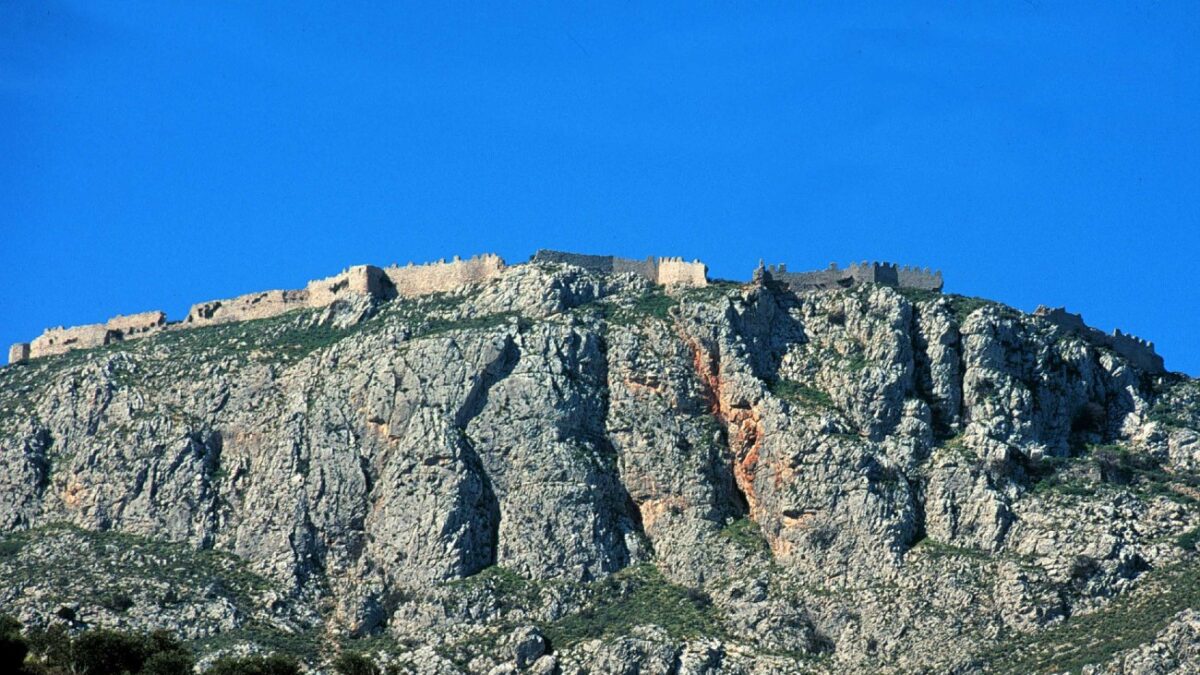 Ο Ακροκόρινθος είναι βράχος στην πεδιάδα της Κορίνθου