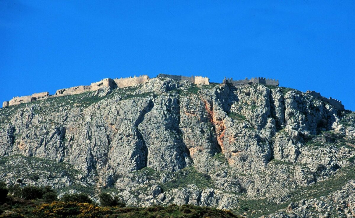 Ο Ακροκόρινθος είναι βράχος στην πεδιάδα της Κορίνθου