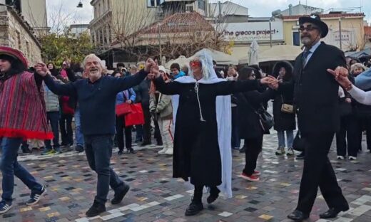 Μασκαράδες χορεύουν στην πλατεία Μοναστηρακίου παραδοσιακούς χορούς