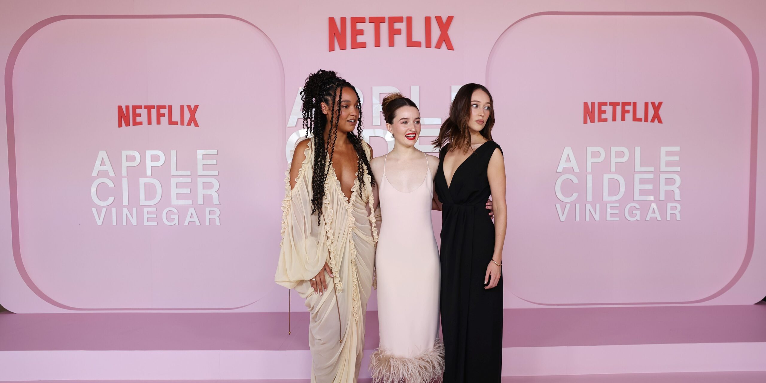 Οι Aisha Dee, Kaitlyn Dever, Alycia Debnam-Carey στην παγκόσμια πρεμιέρα της σειράς «Μηλόξιδο» - Photo by Don Arnold