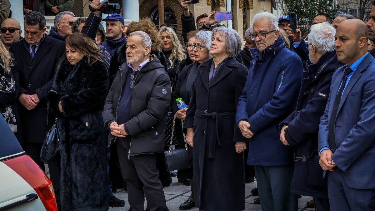 Η μητέρα του Βασίλη Καλογήρου στην κηδεία του 39χρονου