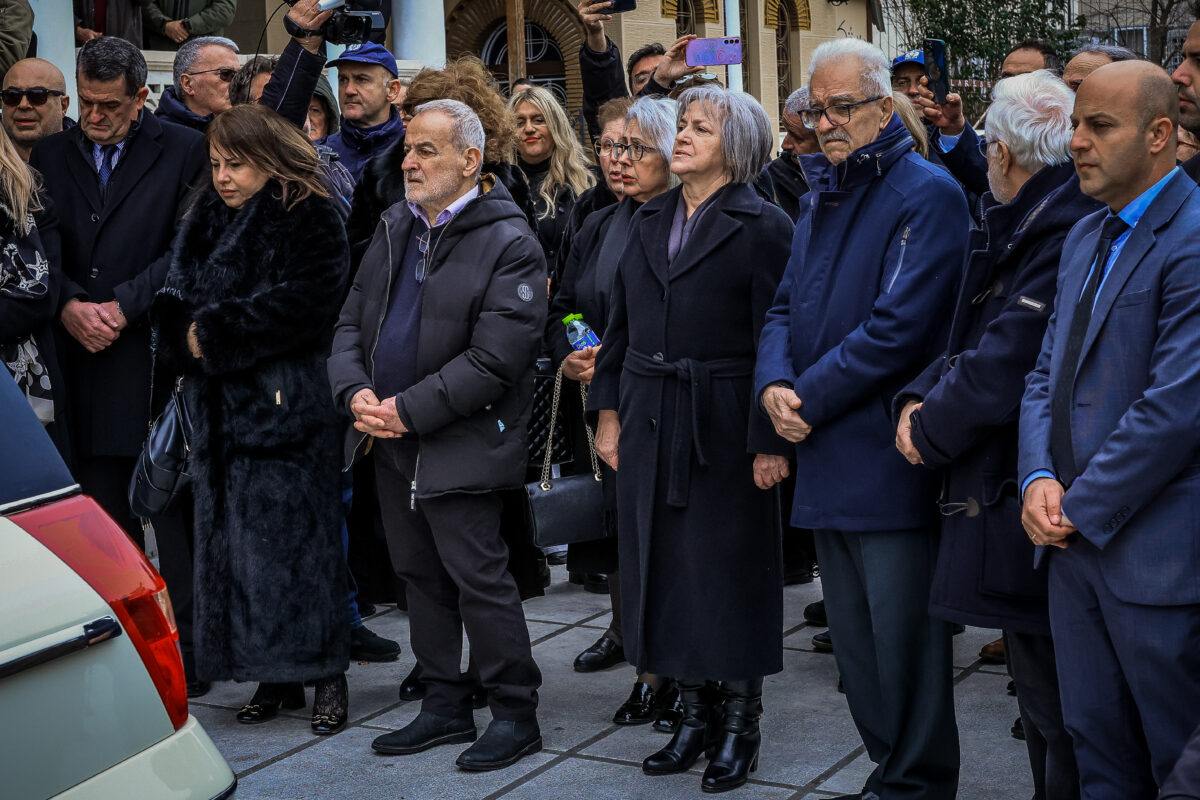 Η μητέρα του Βασίλη Καλογήρου στην κηδεία του 39χρονου