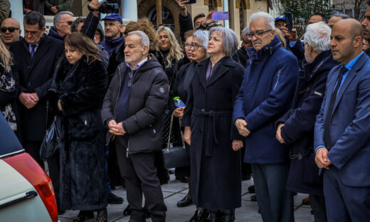 Η μητέρα του Βασίλη Καλογήρου στην κηδεία του 39χρονου