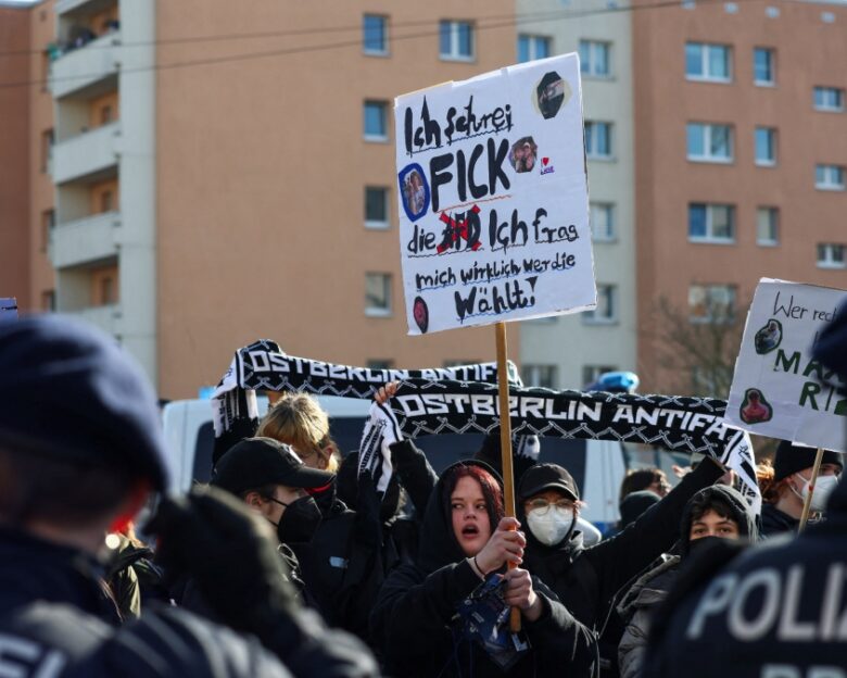 Εκλογές στην Γερμανία: Ακτιβίστριες της Femen διαμαρτύρονται γυμνόστηθες κατά της AfD και της ρωσικής εισβολής στην Ουκρανία