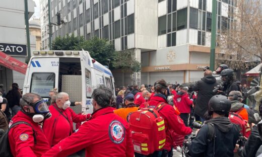 Τέμπη: Διασώστες μετέφεραν γυναίκα που αισθάνθηκε αδιαθεσία στα επεισόδια στο Σύνταγμα