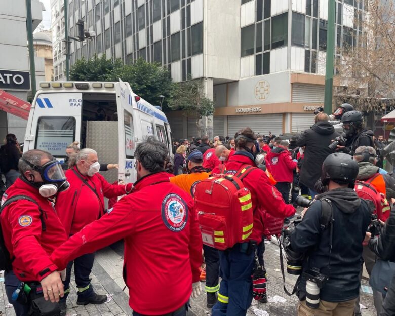 Τέμπη: Διασώστες μετέφεραν γυναίκα που αισθάνθηκε αδιαθεσία στα επεισόδια στο Σύνταγμα