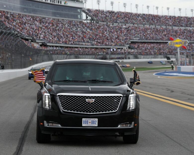 Ο Ντόναλντ Τραμπ έκανε show και στο Daytona 500: Οι βόλτες του με το «Θηρίο» στην πίστα