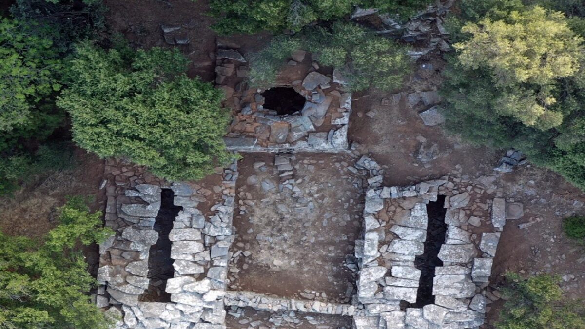 Τα δρακόσπιτα της Εύβοιας, κατασκευασμένα από τετραγωνικούς λιθόπλινθους χωρίς συνδετικό υλικό