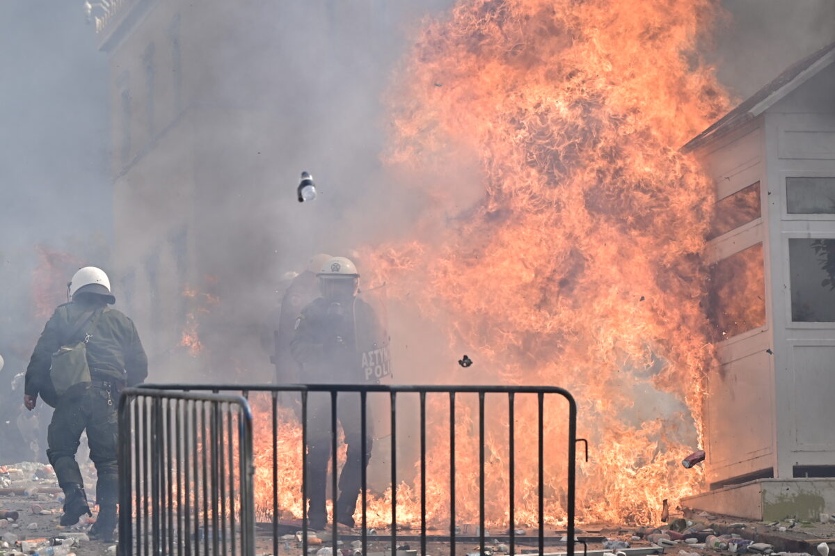 Επεισόδια στο συλλαλητήριο για τα Τέμπη στο Σύνταγμα