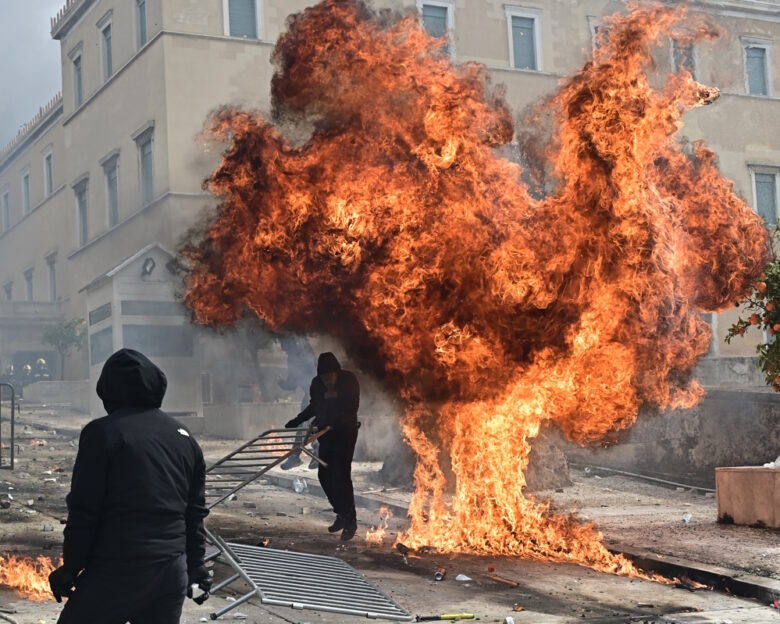 Τέμπη: Επεισόδια με μολότοφ και πέτρες στο συλλαλητήριο στο Σύνταγμα – Τους αποδοκιμάζει ο κόσμος