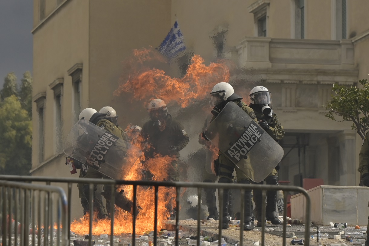 Επεισόδια στο Σύνταγμα στο συλλαλητήριο για τα Τέμπη