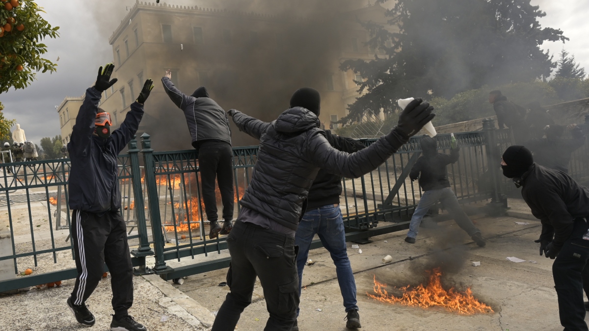 Επεισόδια έξω από τη Βουλή μετά το συλλαλητήριο για Τέμπη