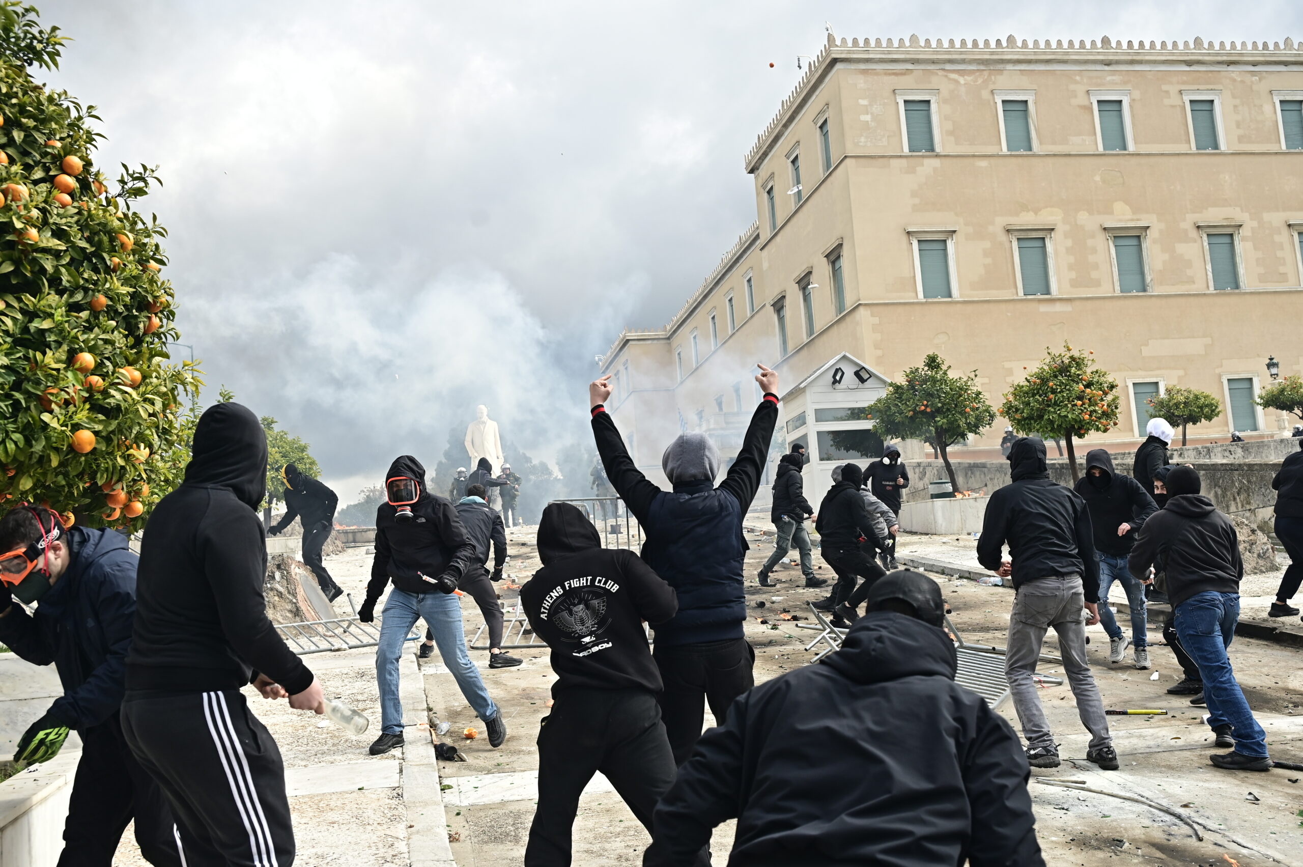 Επεισόδια μετά το τέλος της απεργιακής συγκέντρωσης στην πλατεία Συντάγματος στην Αθήνα για τη συμπλήρωση δύο χρόνων από το σιδηροδρομικό δυστύχημα των Τεμπών, που στοίχισε τις ζωές 57 ανθρώπων, Παρασκευή 28 Φεβρουαρίου 2025