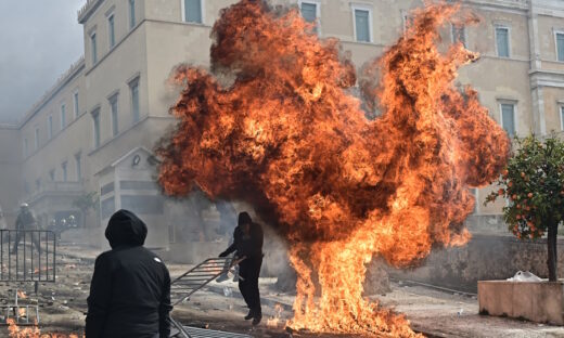 Στιγμιότυπο από τα επεισόδια που έγιναν στην Αθήνα μετά το συλλαλητήριο για τα Τέμπη