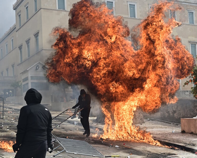 Συλλαλητήριο για τα Τέμπη: Η ιστορική συγκέντρωση στο Σύνταγμα και τα σοβαρά επεισόδια που δεν κατάφεραν να την αμαυρώσουν μέσα από συγκλονιστικά φωτογραφικά «κλικ»