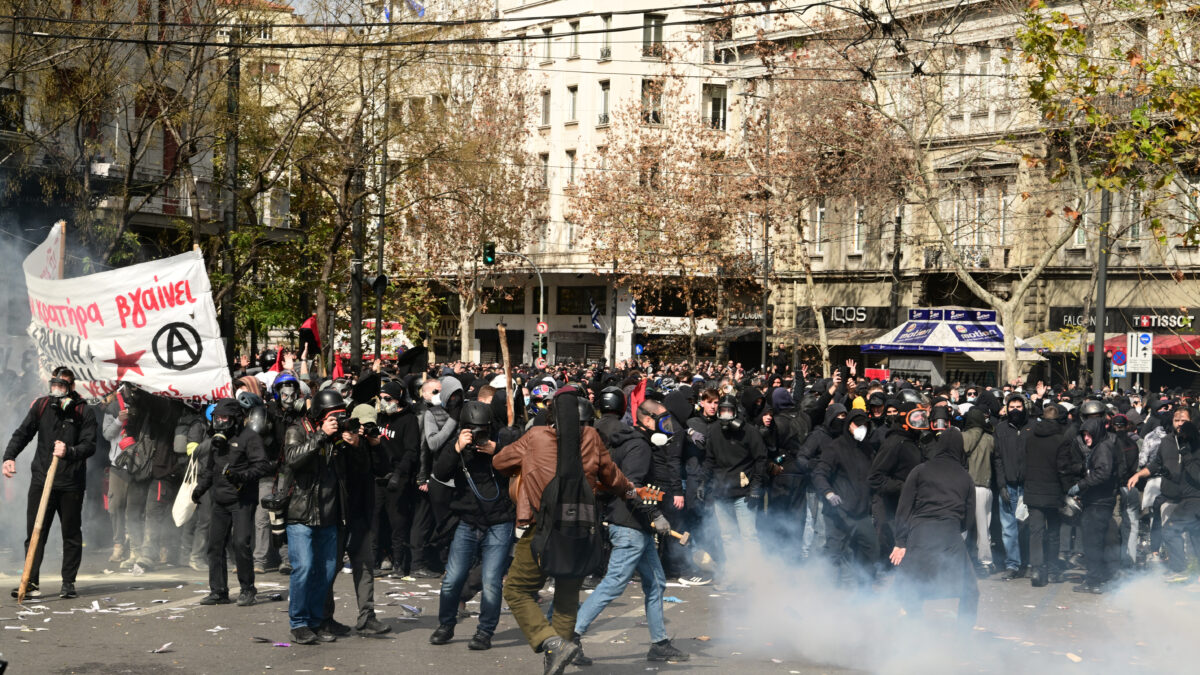 Επεισόδια στο Σύνταγμα μετά το συλλαλητήριο για τα Τέμπη