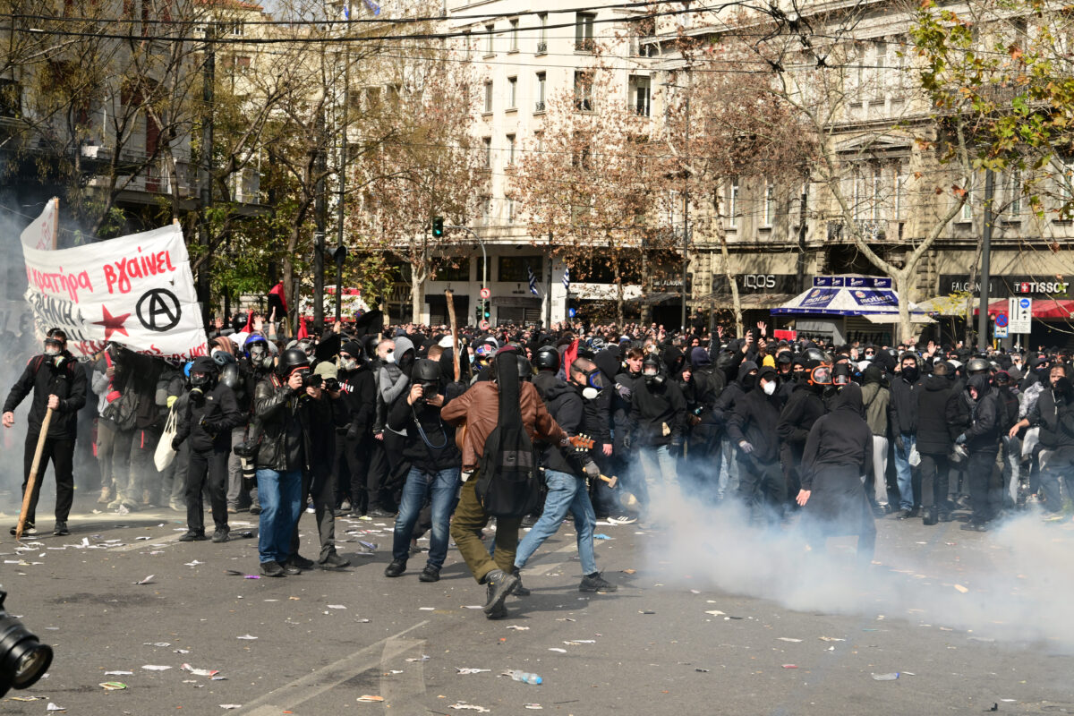 Επεισόδια στο Σύνταγμα μετά το συλλαλητήριο για τα Τέμπη