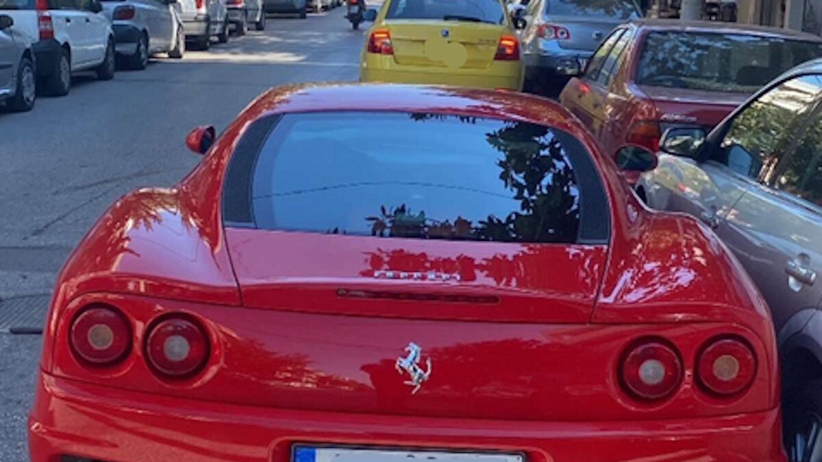 Η διπλοπαρκαρισμένη Ferrari