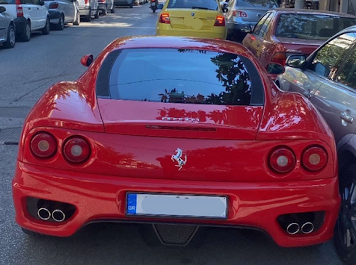 Η διπλοπαρκαρισμένη Ferrari