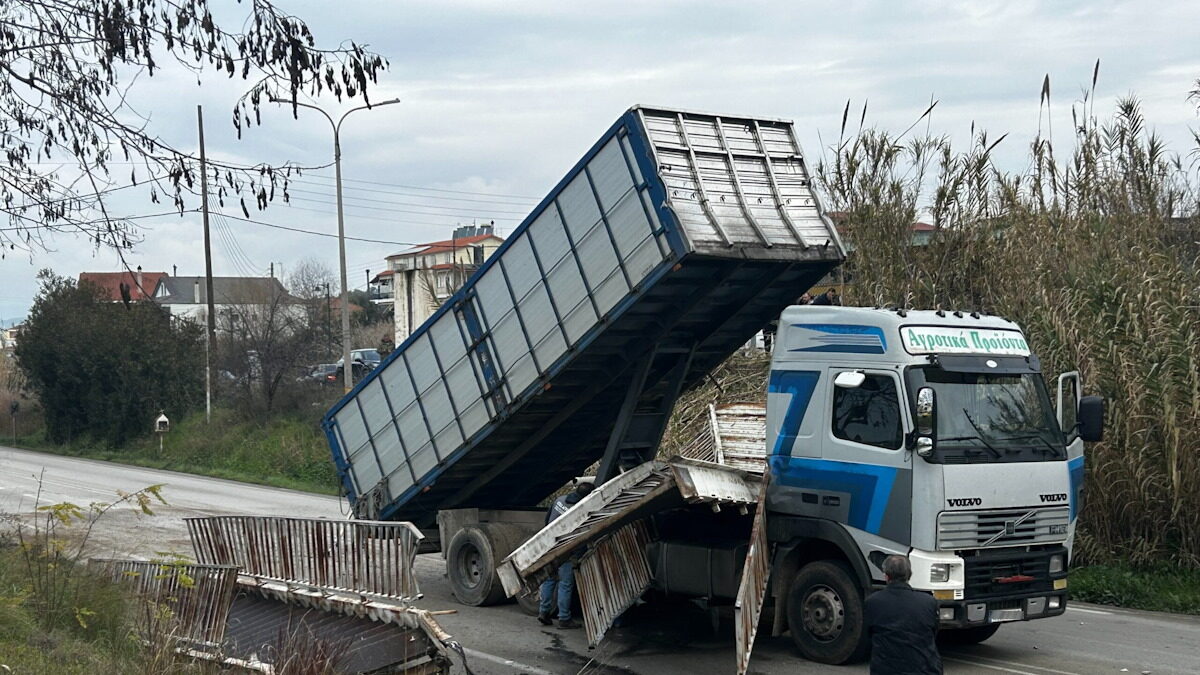 Φορτηγό γκρέμισε γέφυρα