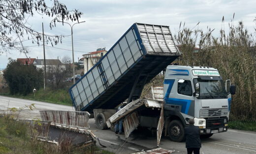 Φορτηγό γκρέμισε γέφυρα