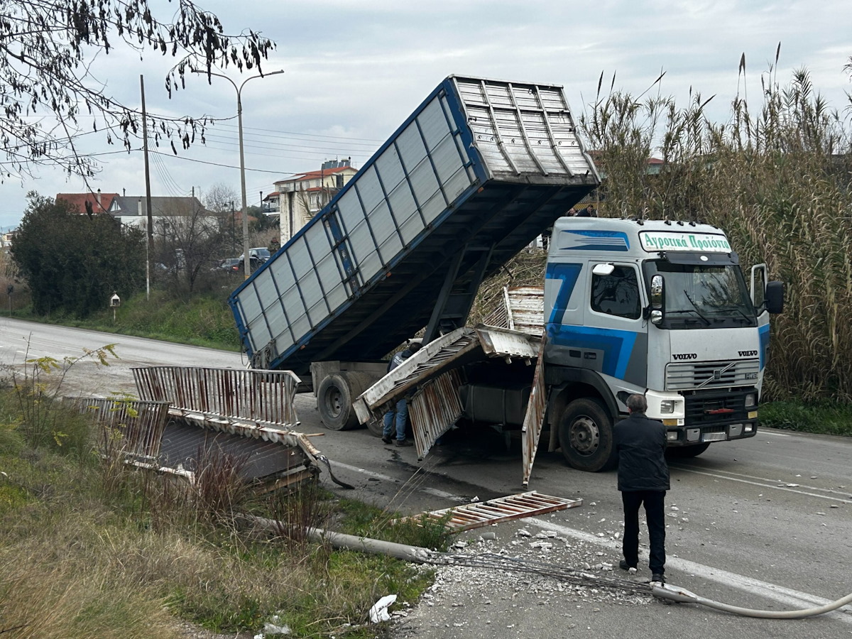 Φορτηγό γκρέμισε γέφυρα