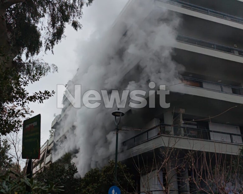 Μεγάλη φωτιά σε διαμέρισμα στο Κολωνάκι – Καπνοί «έπνιξαν» την πολυκατοικία