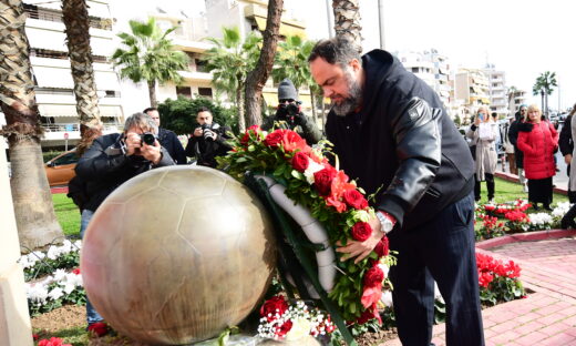 Σύσσωμος ο Ολυμπιακός στο μνημόσυνο για τα θύματα της θύρας 7