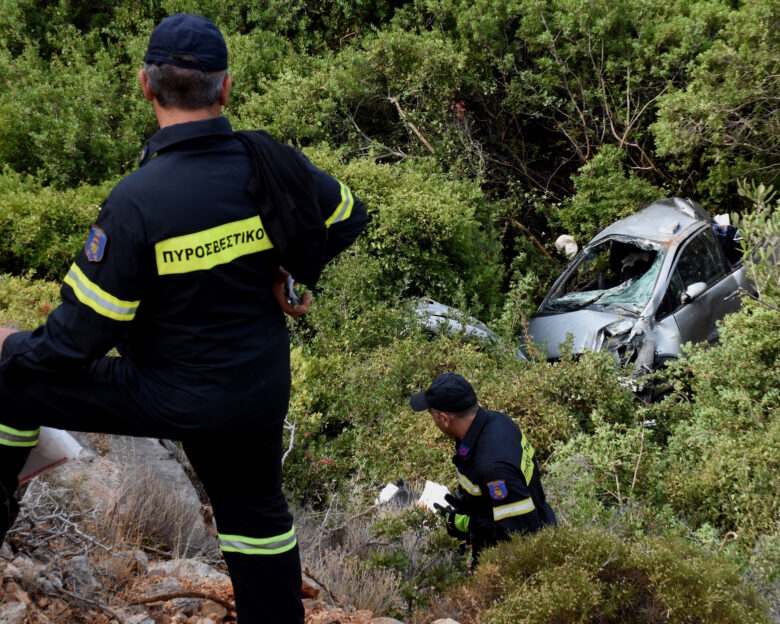 Αλεποχώρι: Αυτοκίνητο έπεσε σε γκρεμό δέκα μέτρων – Στο νοσοκομείο δύο άτομα