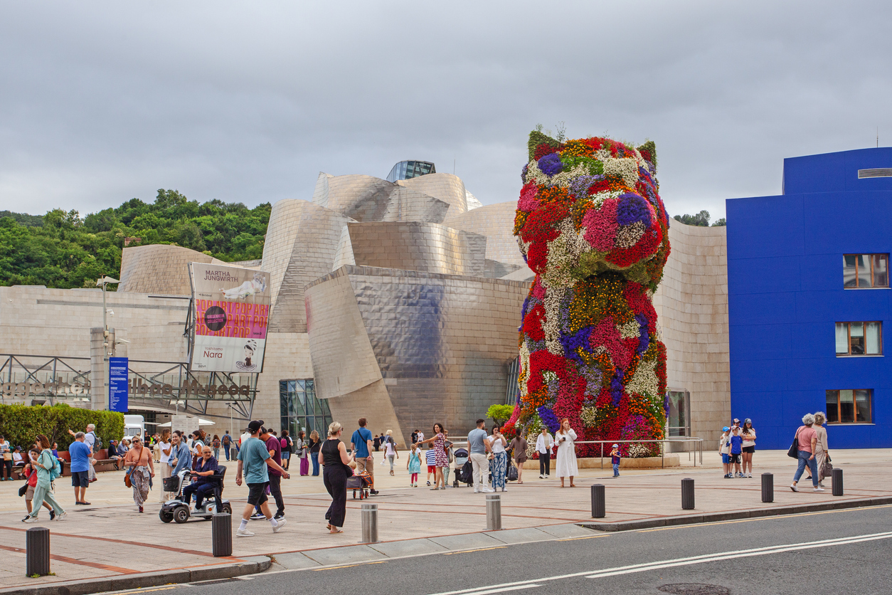 The floral sculpture 'Puppy' - Standing in front of Bilbao s Guggenheim Museum