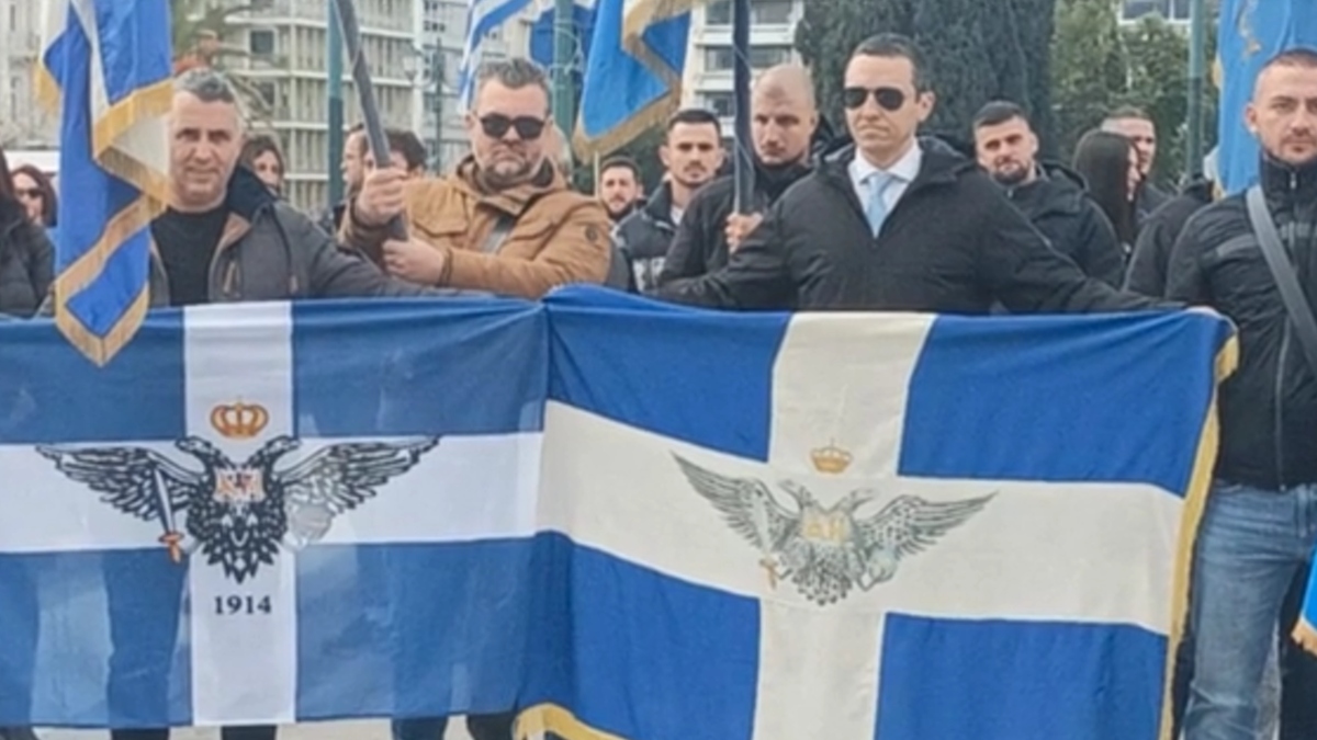 Ο Ηλίας Κασιδιάρης σε πορεία στο Σύνταγμα