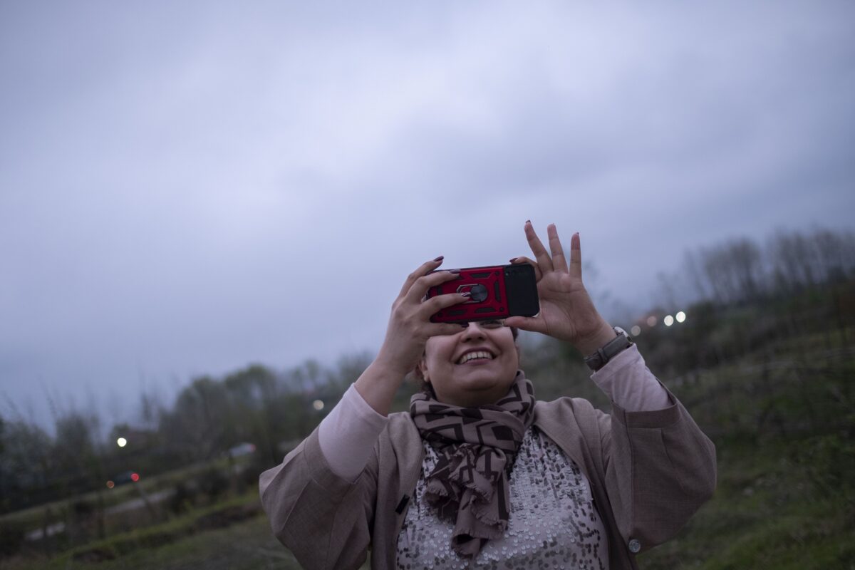 Γυναίκα στο Ιράν τραβάει selfie