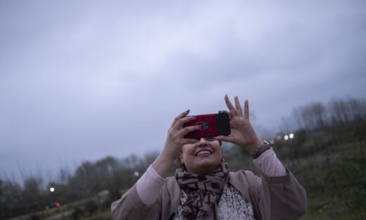 Γυναίκα στο Ιράν τραβάει selfie