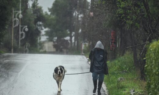 Καιρός σήμερα: Χαμηλές θερμοκρασίες και τοπικές βροχές