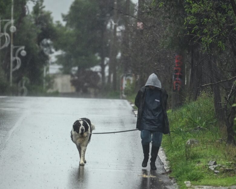 Καιρός σήμερα: Χαμηλές θερμοκρασίες και τοπικές βροχές