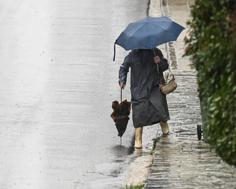 Καιρός: Τσουχτερό κρύο και βροχές την Τετάρτη – Χαμηλές θερμοκρασίες μέχρι την Κυριακή