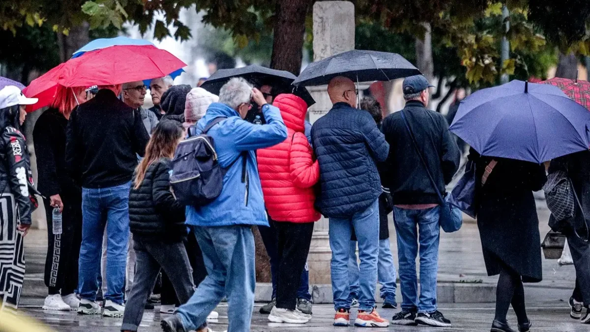 Καιρός αύριο: Νέα πτώση της θερμοκρασίας, βροχές και χιόνια