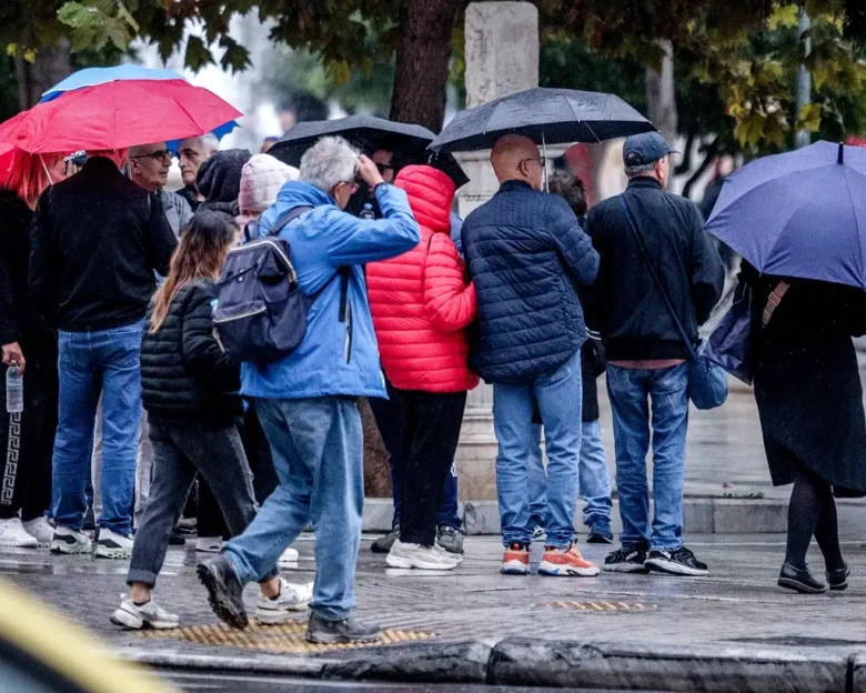 Καιρός αύριο: Νέα πτώση της θερμοκρασίας, βροχές και χιόνια