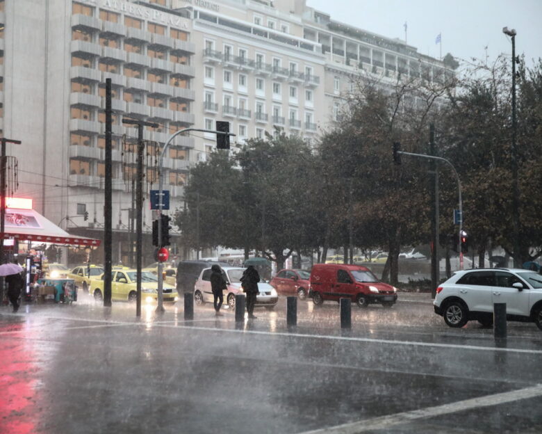 Καιρός: Έρχονται βροχές, καταιγίδες και χαλάζι – Ισχυρά φαινόμενα και στην Αθήνα τις επόμενες ώρες