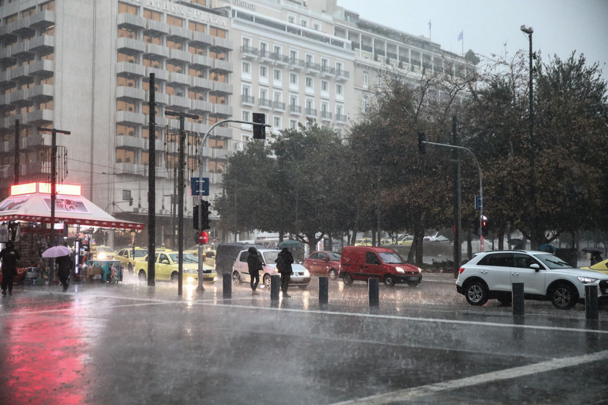 Καιρός: Έρχονται βροχές, καταιγίδες και χαλάζι – Ισχυρά φαινόμενα και στην Αθήνα τις επόμενες ώρες