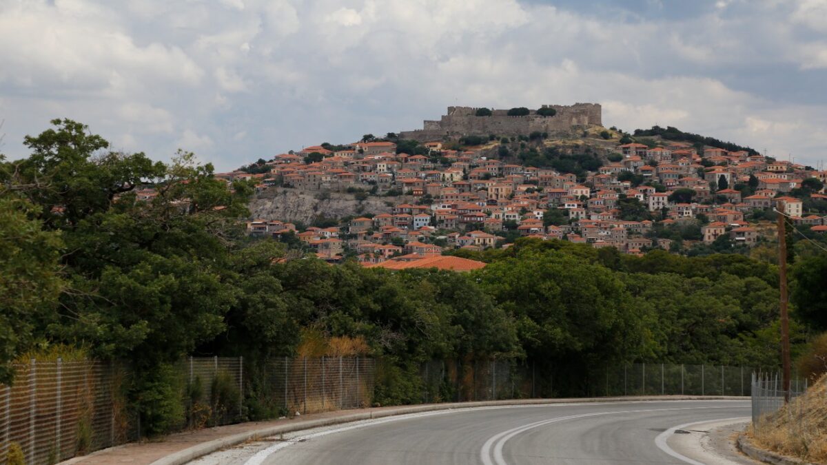 Το κάστρο του Μολύβου, αποτελεί το δεύτερο σε μέγεθος και σημασία κάστρο της Λέσβου