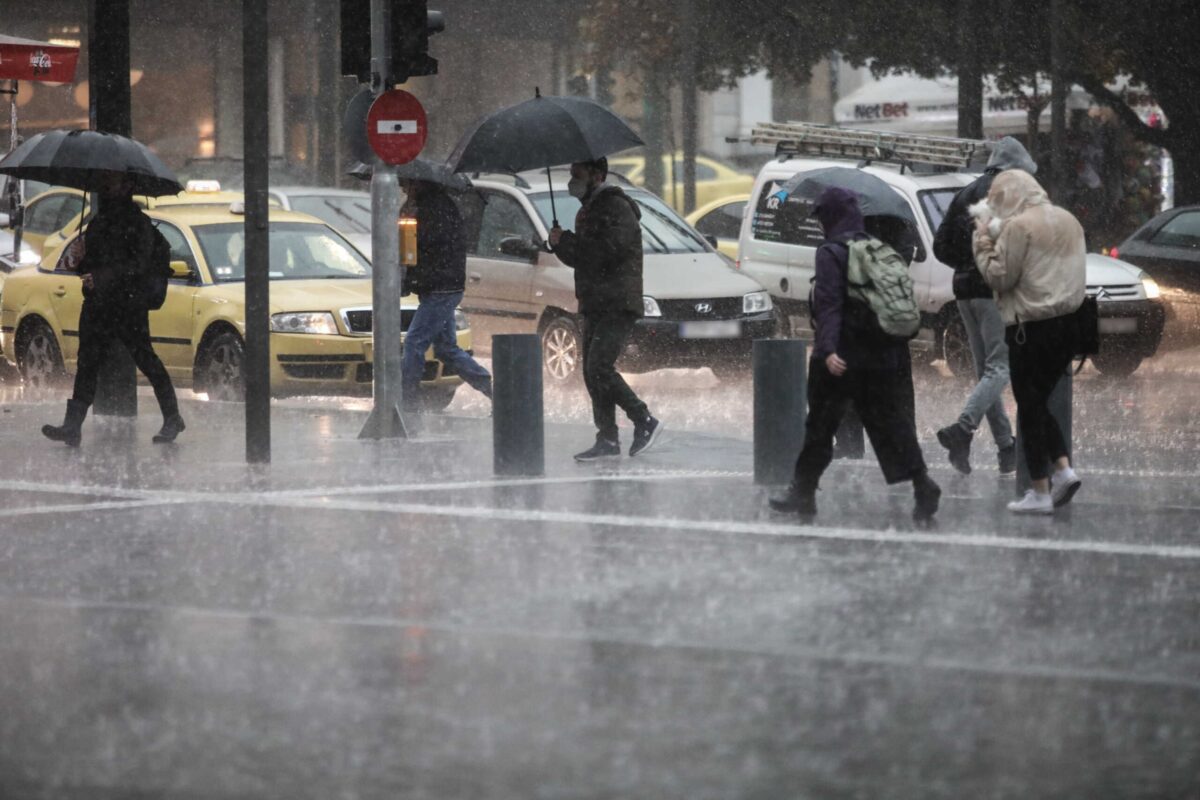 Καιρός: Βουτιά της θερμοκρασίας, καταιγίδες και θυελλώδεις άνεμοι σε όλη τη χώρα – Σε ισχύ το έκτακτο δελτίο επιδείνωσης