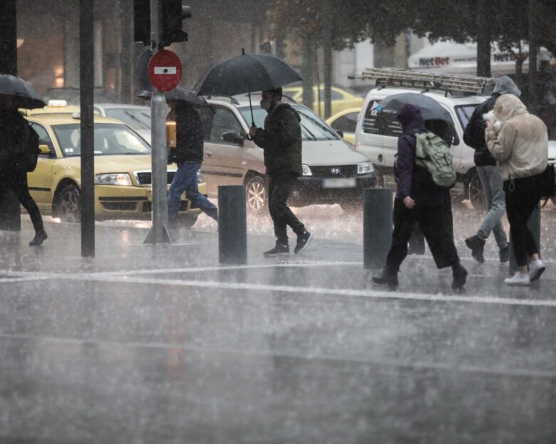 Καιρός: Βουτιά της θερμοκρασίας, καταιγίδες και θυελλώδεις άνεμοι σε όλη τη χώρα – Σε ισχύ το έκτακτο δελτίο επιδείνωσης