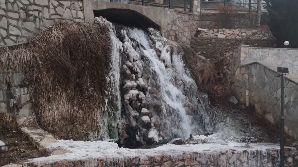 Φωτογραφία Facebook / Ο παγωμένος καταρράκτης στη Φλώρινα