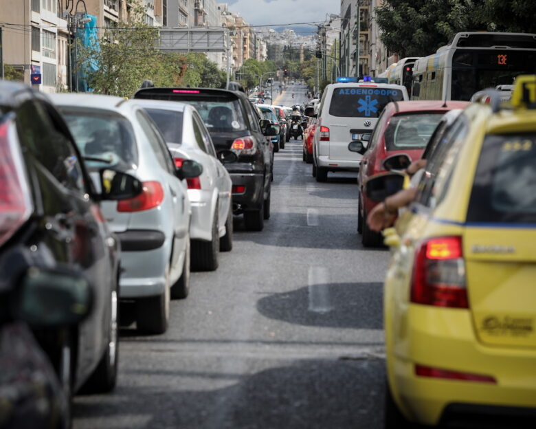 Κίνηση στους δρόμους: Κυκλοφοριακό χάος σε Κηφισό, Κηφισίας και Λεωφόρο Αθηνών – Προβλήματα και στο κέντρο της Αθήνας